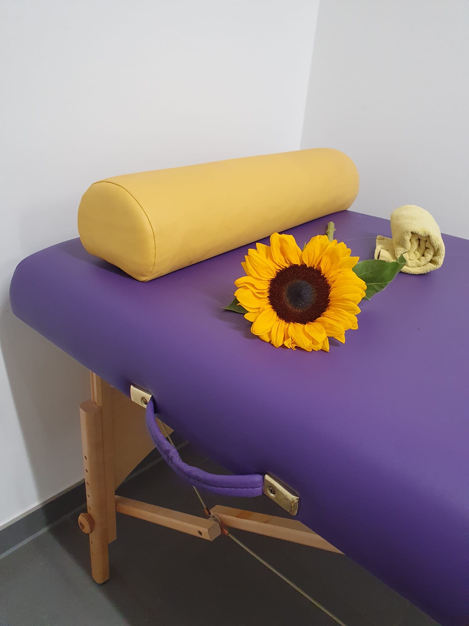 Massageliege mit Sonnenblume, symbolisiert die Wohlfühlmomente für die Mitarbeiter des Pflegedienstes AML.