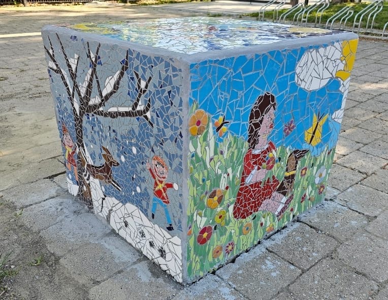 Ein komplettes Mosaikwürfel, gestaltet von Angelika Schaupp für das internationale Mosaikprojekt in Ingolstadt, zeigt Szenen aus allen vier Jahreszeiten.