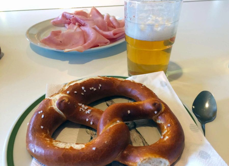 Fest für Senioren in Röhrmoos - Brezen mit Bier auf einem Tisch