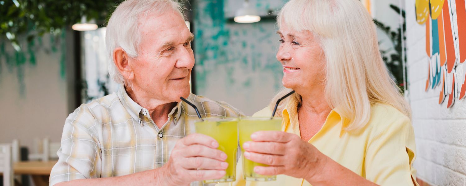 Pärchen trinkt gemeinsam - warum Trinken im Alter wichtig ist