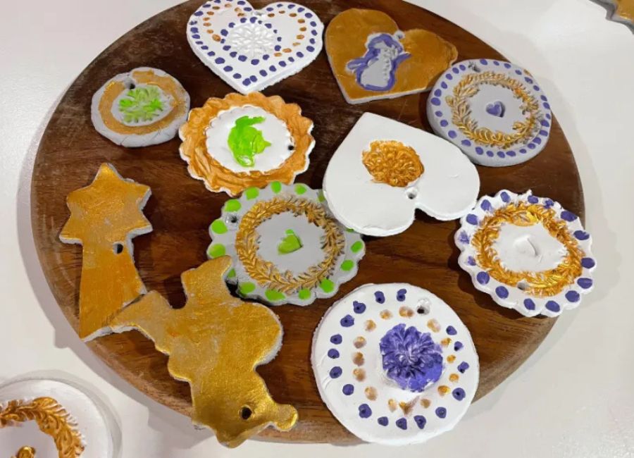 Selbstgemachte Weihnachtsdeko in verschiedenen Farben.