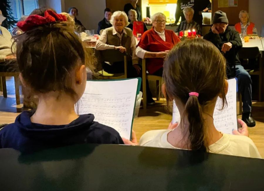 Weihnachtsfest für Senioren in Röhrmoos - Kinder singen für Senioren