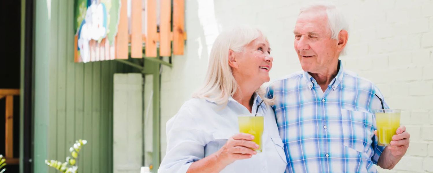 Pärchen trinken im Urlaub, warum trinken im Alter wichtig ist