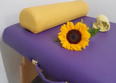 Massageliege mit Sonnenblume, symbolisiert die Wohlfühlmomente für die Mitarbeiter des Pflegedienstes AML.