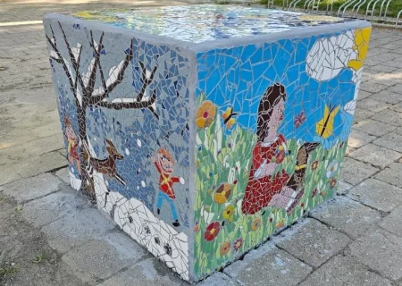 Ein komplettes Mosaikwürfel, gestaltet von Angelika Schaupp für das internationale Mosaikprojekt in Ingolstadt, zeigt Szenen aus allen vier Jahreszeiten.