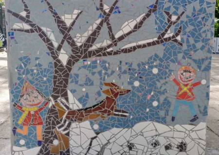 Ein Mosaik, erstellt von Angelika Schaupp vom Pflegedienst AML für das internationale Mosaikprojekt in Ingolstadt. Es zeigt Kinder, die im Schnee mit einem Hund spielen, symbolisiert den Winter und die Freude am Leben.