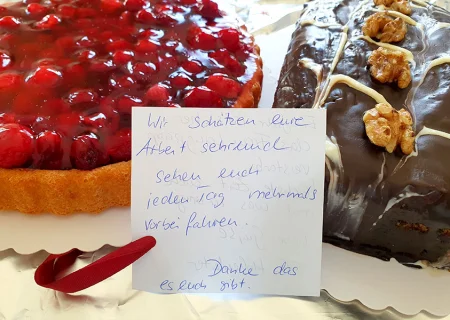 Kuchen und Dankesnotiz als Anerkennung für die Pflegearbeit des Pflegedienstes AML, von Angehörigen überreicht.