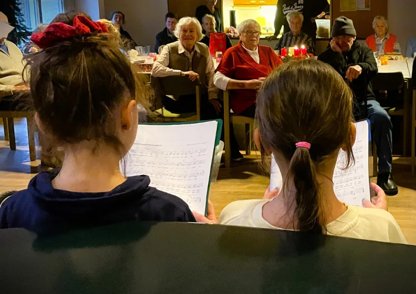 Kinderchor singt Weihnachtslieder für Senioren im Sonnencafé – ein Höhepunkt voller Besinnlichkeit und Gemeinschaft.