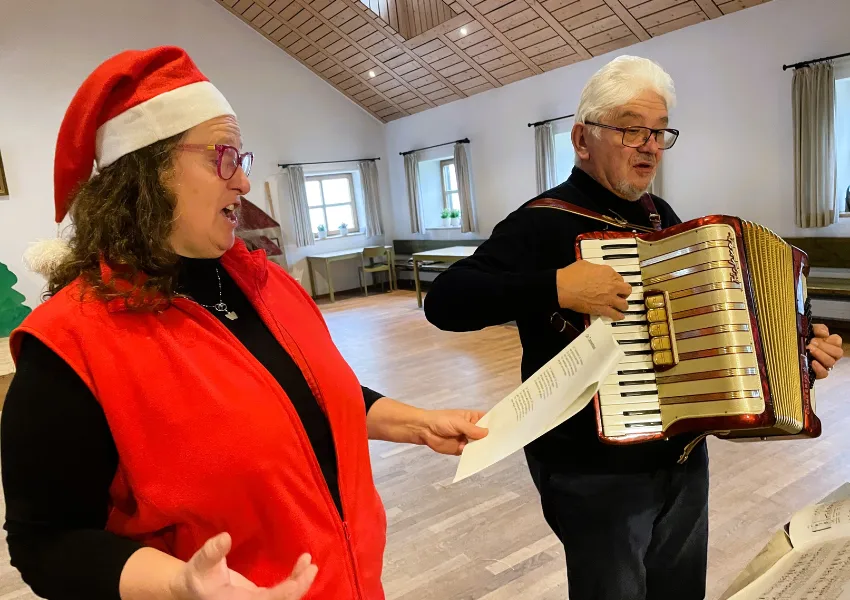 Musikanten bei der Weihnachtsfeier im Sonnencafé – Akkordeonklänge und weihnachtliche Lieder sorgen für besinnliche Momente.