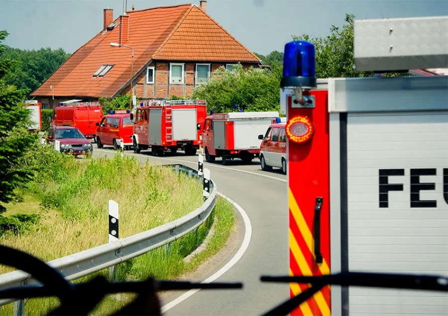 Feuerwehrautos vor einem Haus in Röhrmoos, unterstützt durch die Sicherheitsmaßnahmen des Pflegedienstes AML.