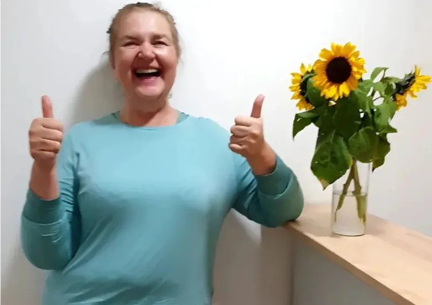 Frau Schaupp vom Pflegedienst AML in Röhrmoos lacht glücklich in die Kamera.