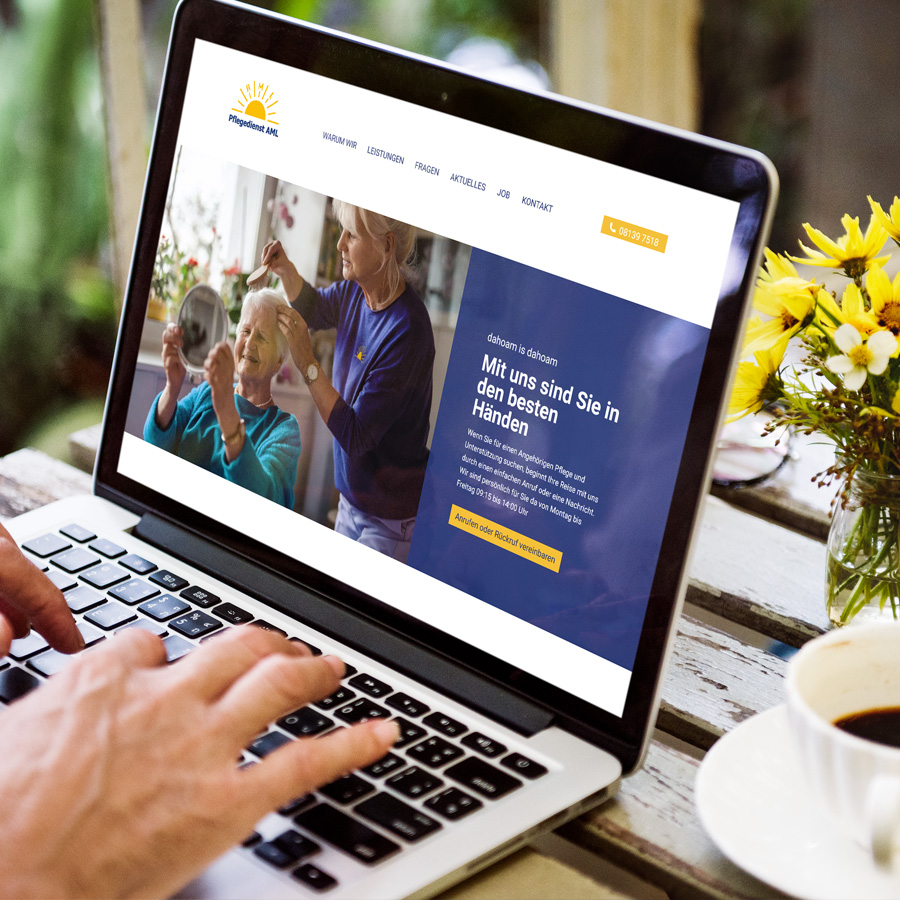 Ein Laptop, auf dessen Bildschirm die Webseite des Pflegedienstes AML zu sehen ist, was die professionelle und zugängliche Online-Präsenz des Pflegedienstes verdeutlicht.